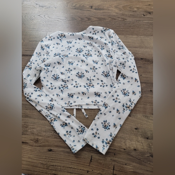 Floral White and Blue Women's Top Size Medium - Picture 5 of 5